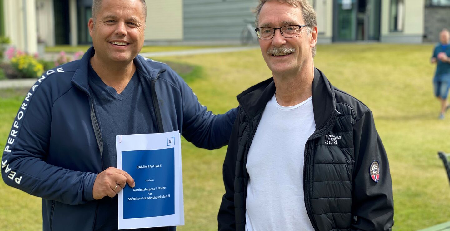 Stig Hansen og Morten Solheim med rammeavtalen i hånden