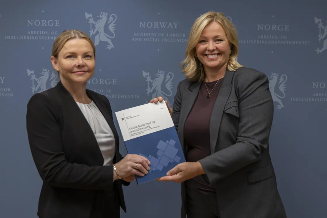 Arbeidsgruppens leder Anette Hemmingby og arbeids- og inkluderingsminister Kjersti Stenseng. Foto: Jørgen Mortensønn Mo / Arbeids- og inkluderingsdepartementet