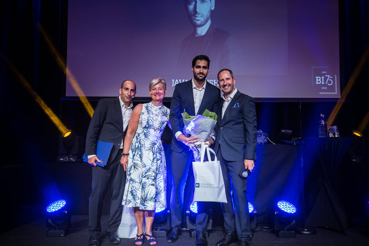 Javad Mushtaq mottok prisen fra Maalfrid Brath. Her omringet av kommende ny prorektor for innovasjon og outreach og konferansier Harald Rønneberg